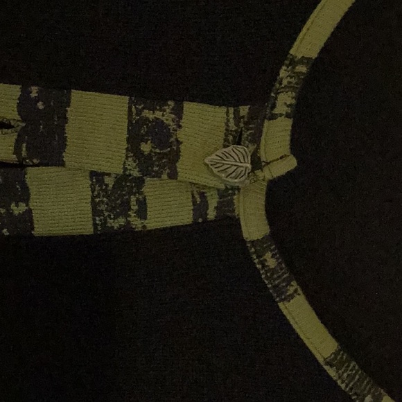 Gorgeous fall sweater size L. Like new a lovely wear with pants, skirts or a 👗. - Picture 3 of 8